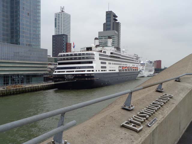 Cruiseschip ms Insignia aan de Cruise Terminal Rotterdam 2016